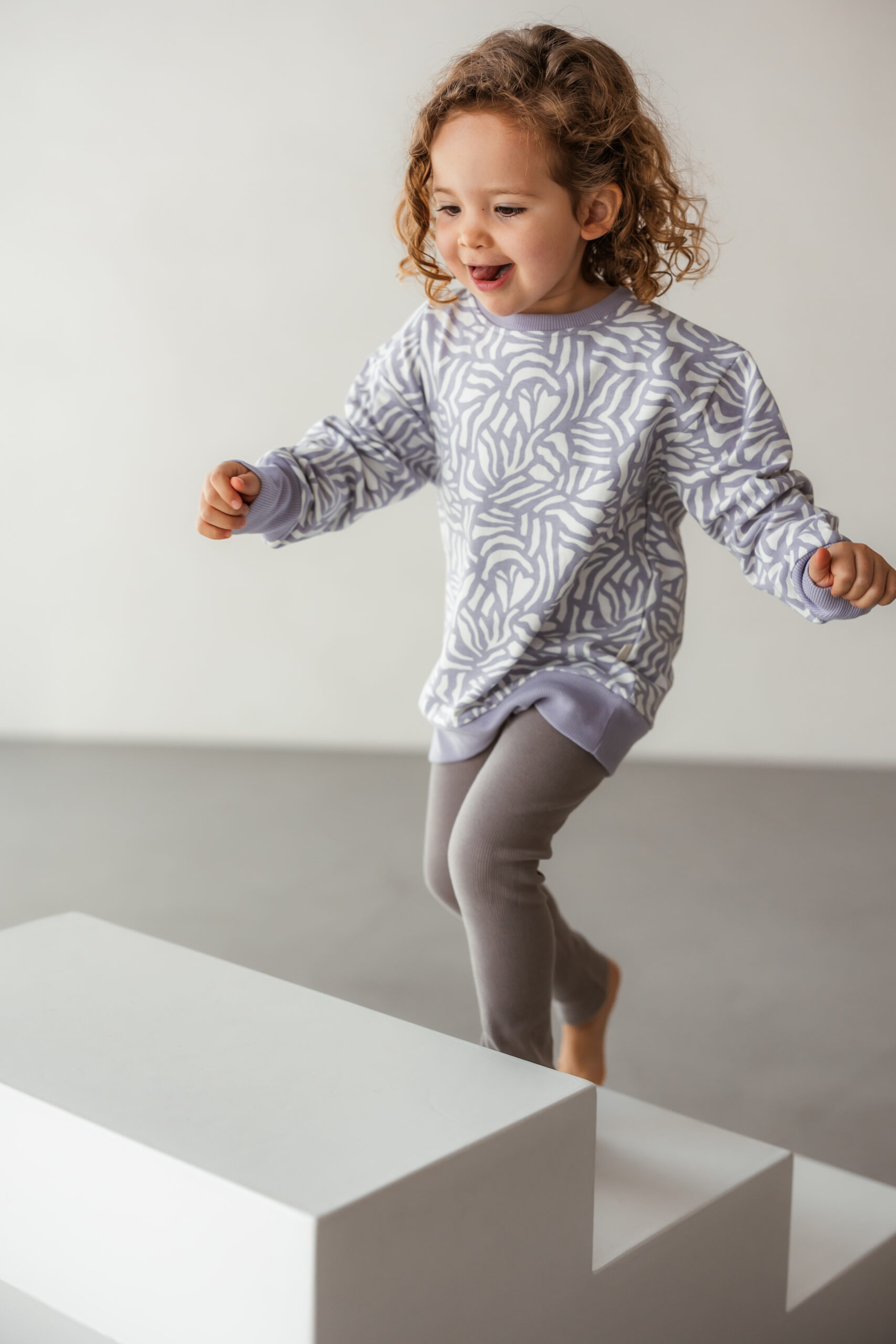 Sweatshirt "Mika" lavender – Bild 6