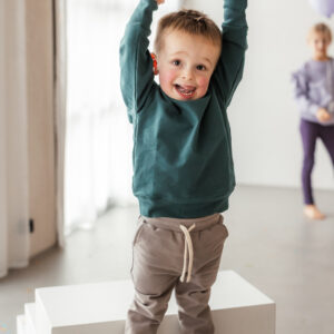 Sweathose "Milo" taupe – Bild 6