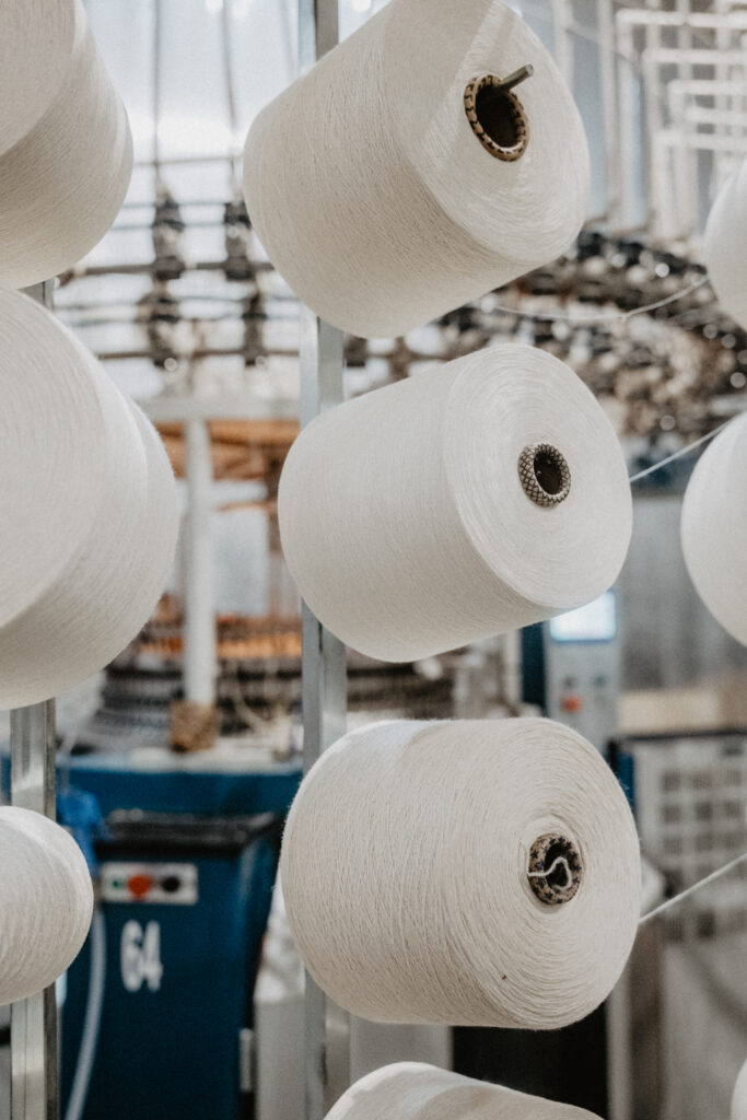 Fadenspulen in der Produktion nachhaltiger Kinderkleidung in Portugal