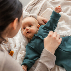 Baby trägt den RIB-Strampler ELI von KUKKA
