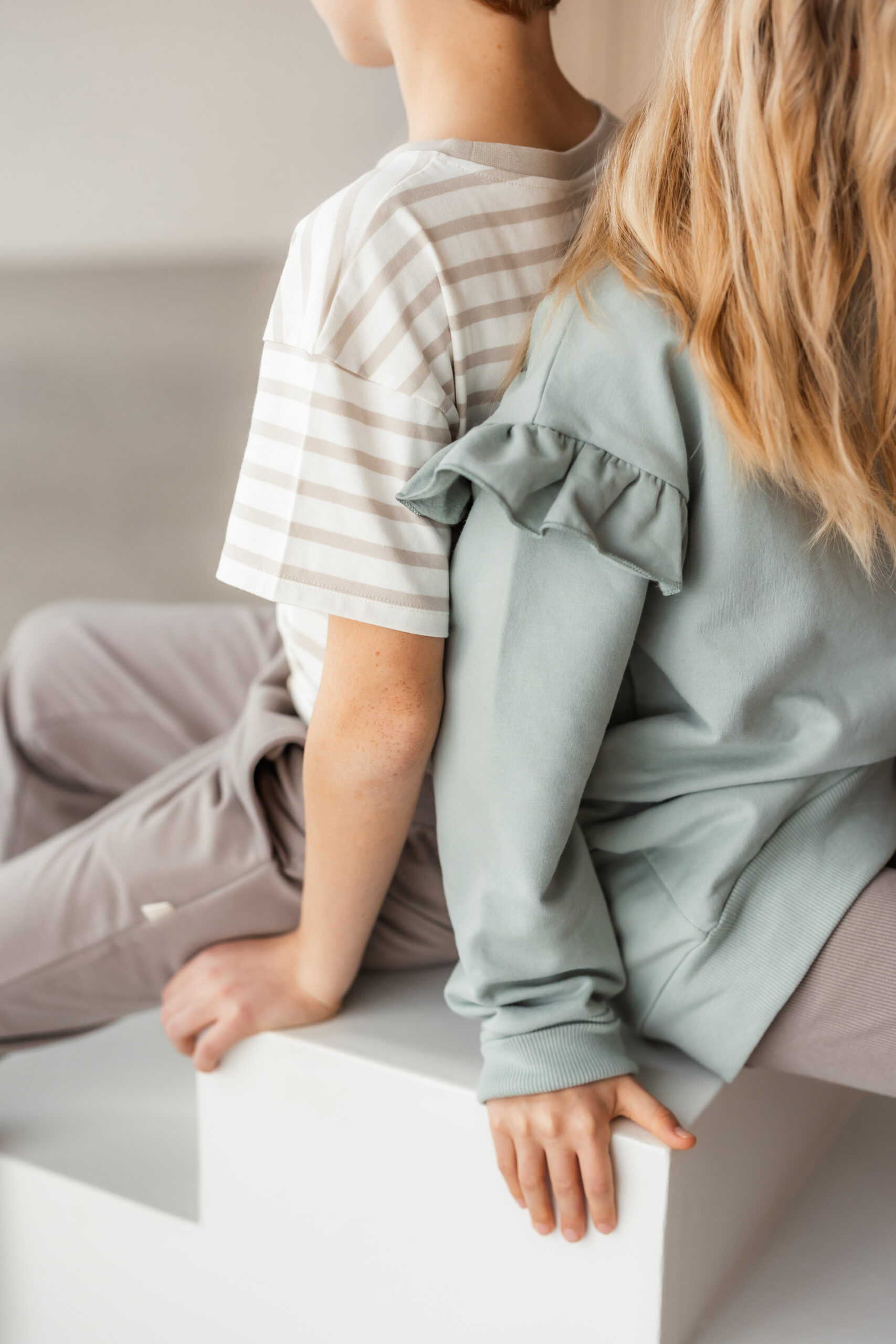 Kinder tragen T-Shirt ARI und Sweatshirt AVA von KUKKA